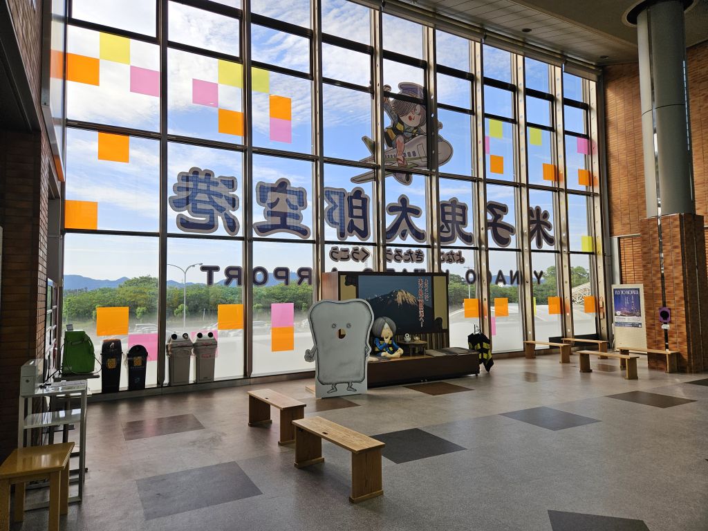 米子空港・窓の鬼太郎モチーフ