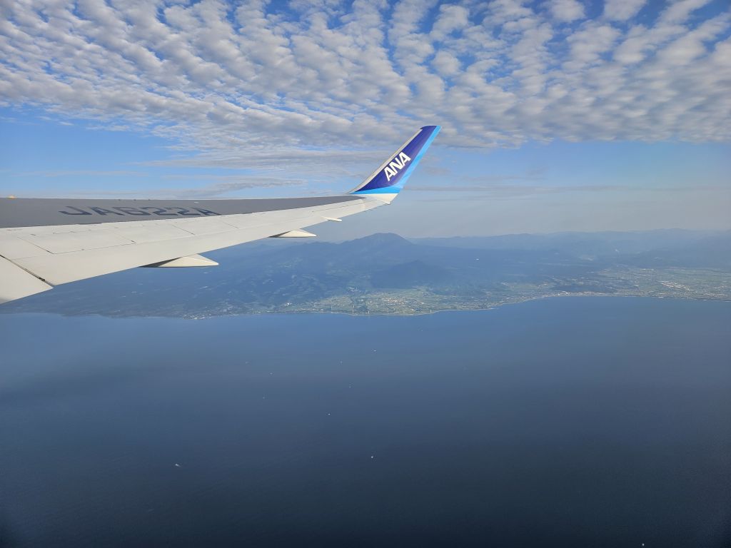 飛行機からの景色・米子空港を離陸・海と山