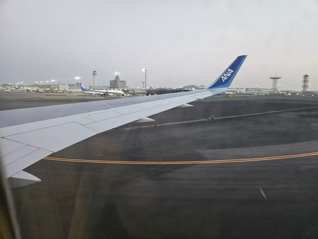 飛行機からの景色・羽田空港・地上を走る