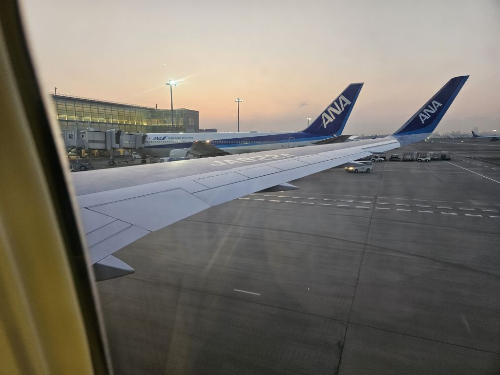 飛行機からの景色・羽田空港・もうすぐ降り口
