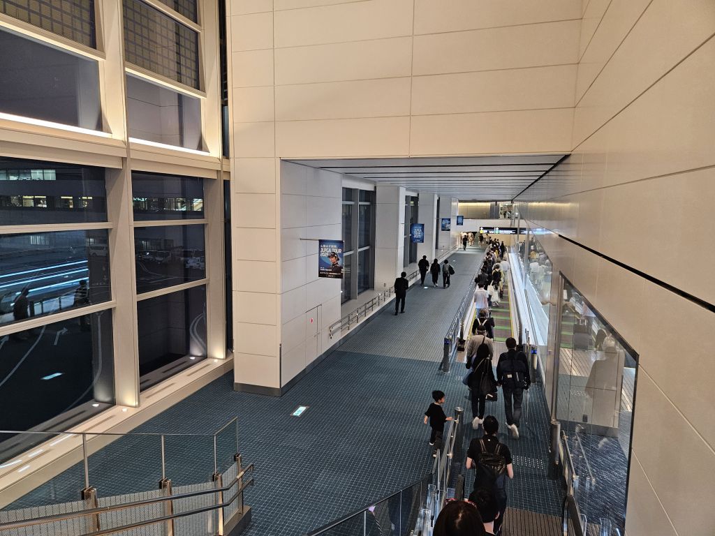 羽田空港・長い到着通路