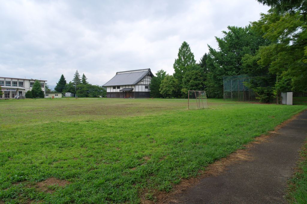 龍岡城・城内の広場右
