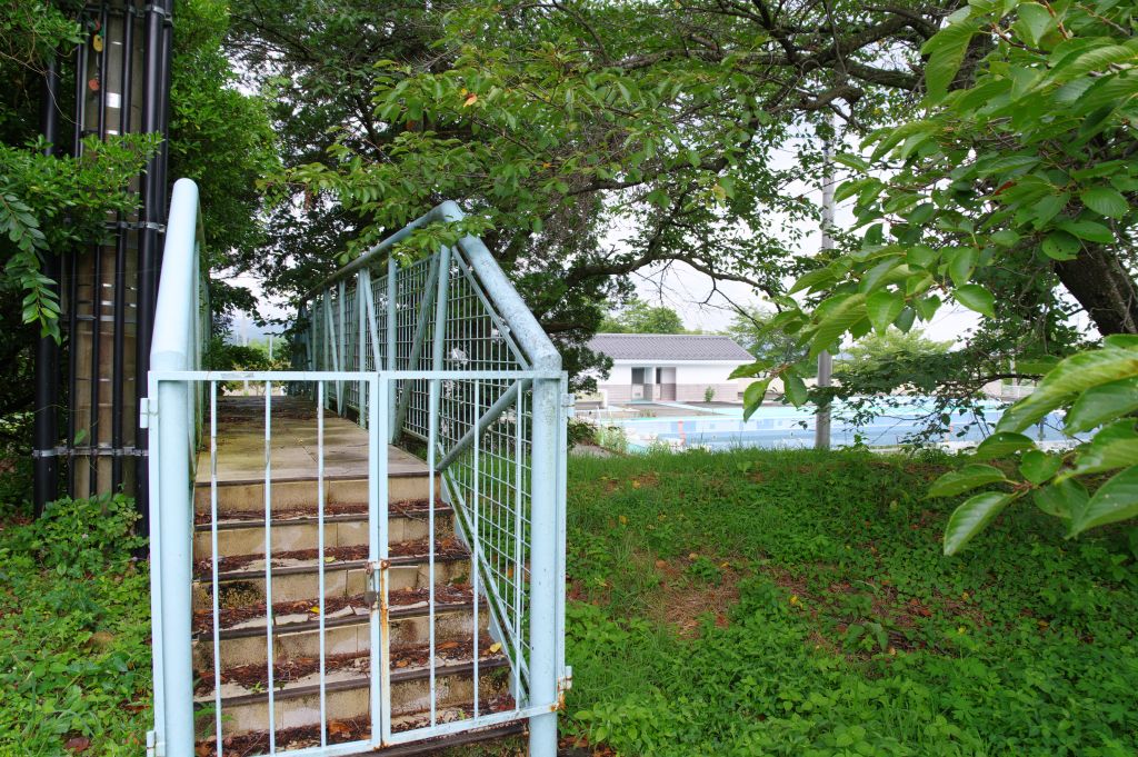 龍岡城・プールへの通路