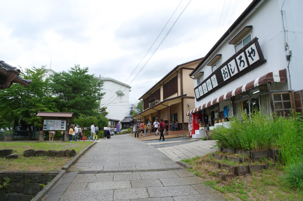 小諸城(懐古園)・駐車場の店舗群