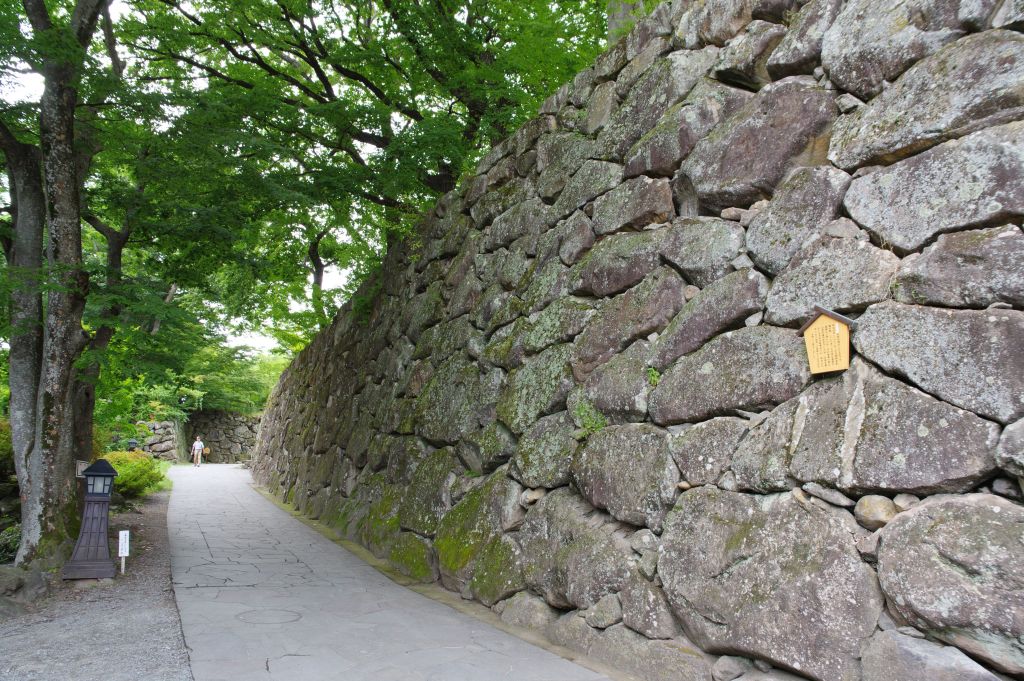 小諸城(懐古園)・坂沿いの石垣