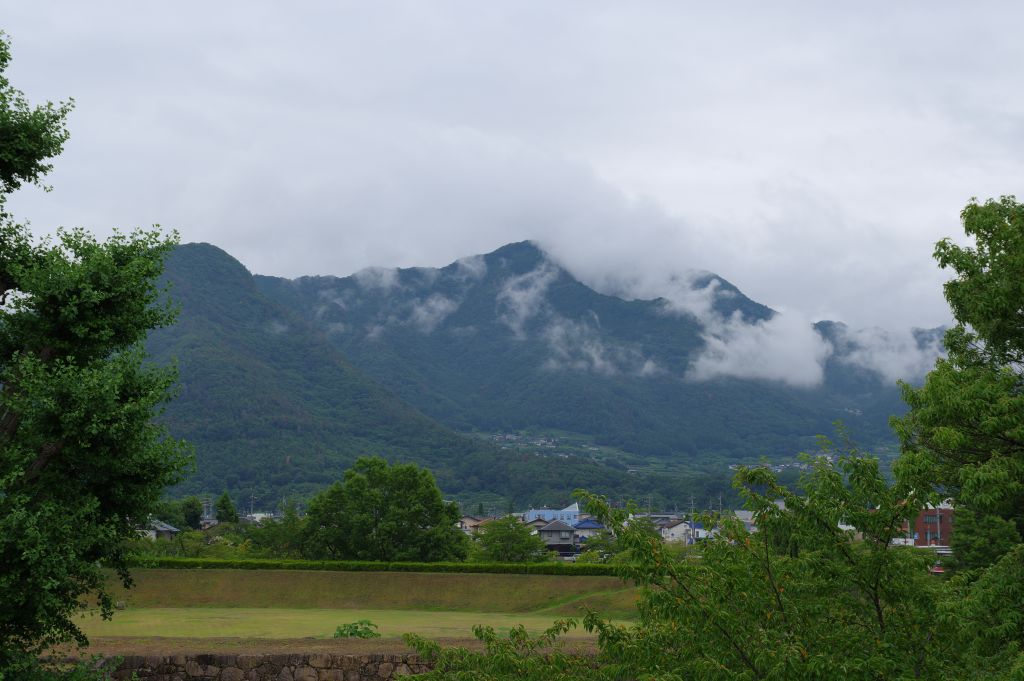 松代城・戌亥隅櫓台から東側の山並眺望