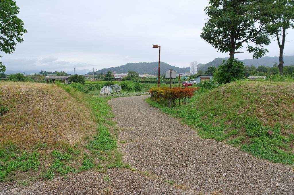 松代城・北側の土塁の間