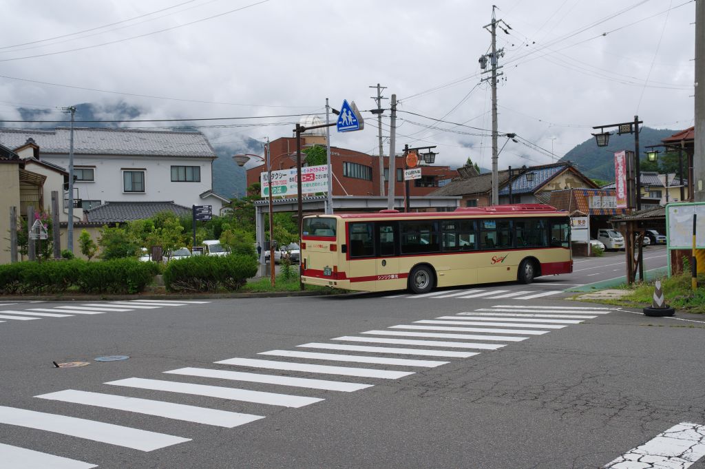旧松代駅・バスが走る