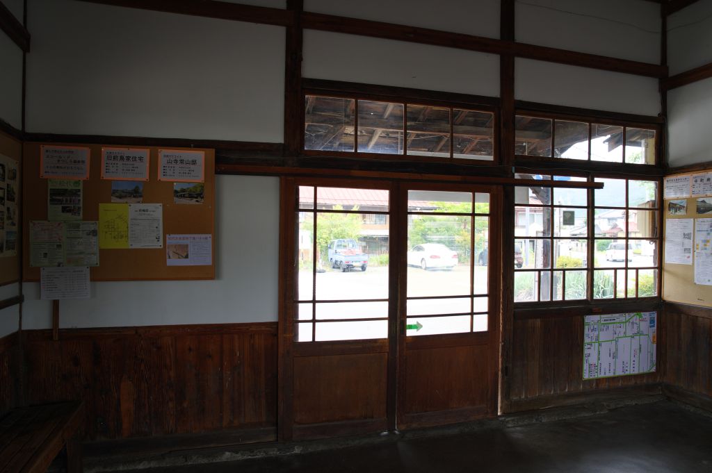 旧松代駅・駅舎内・外ドア側