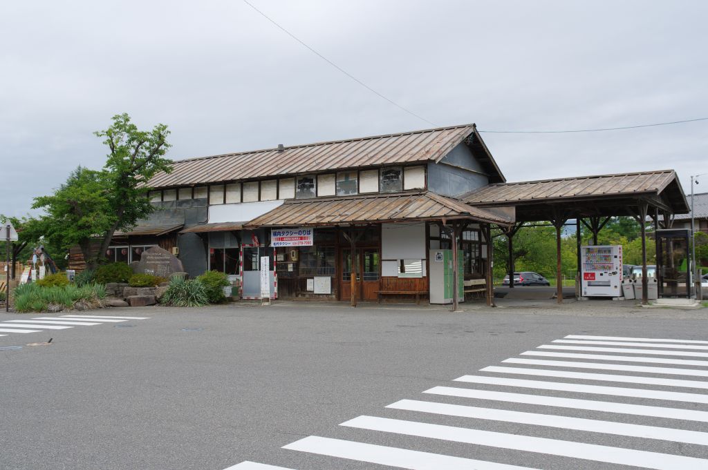 旧松代駅・道路からの駅舎