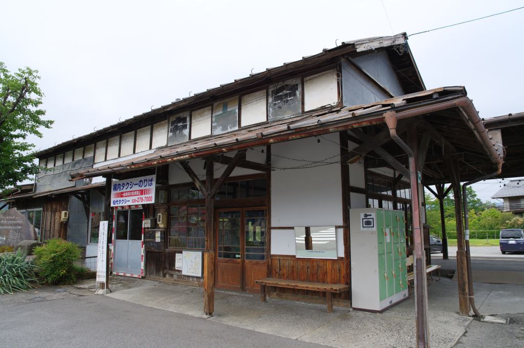 旧松代駅・道路からの駅舎