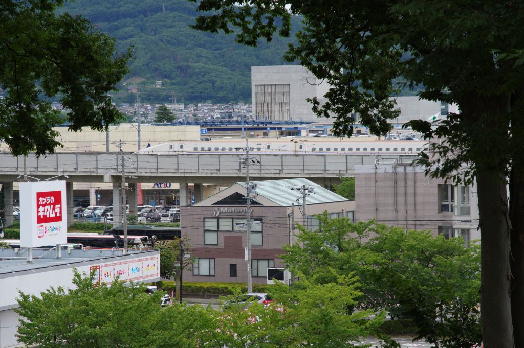 上田城・新幹線が見える