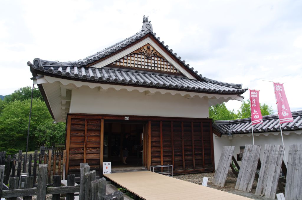 上田城・東虎口櫓門を横から