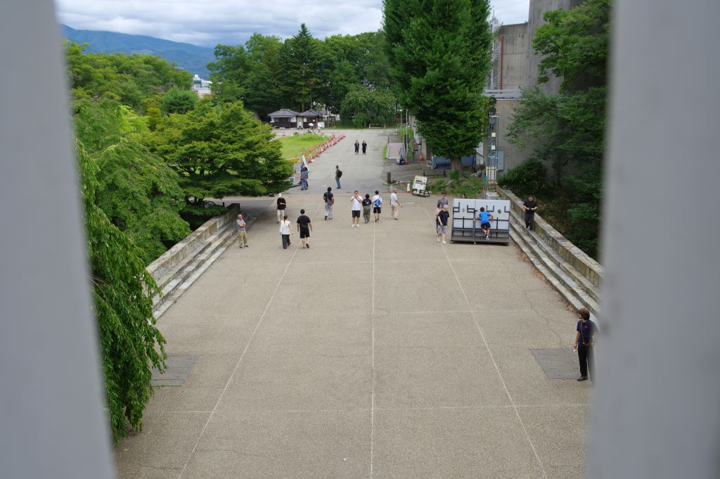 上田城・門から窓の外