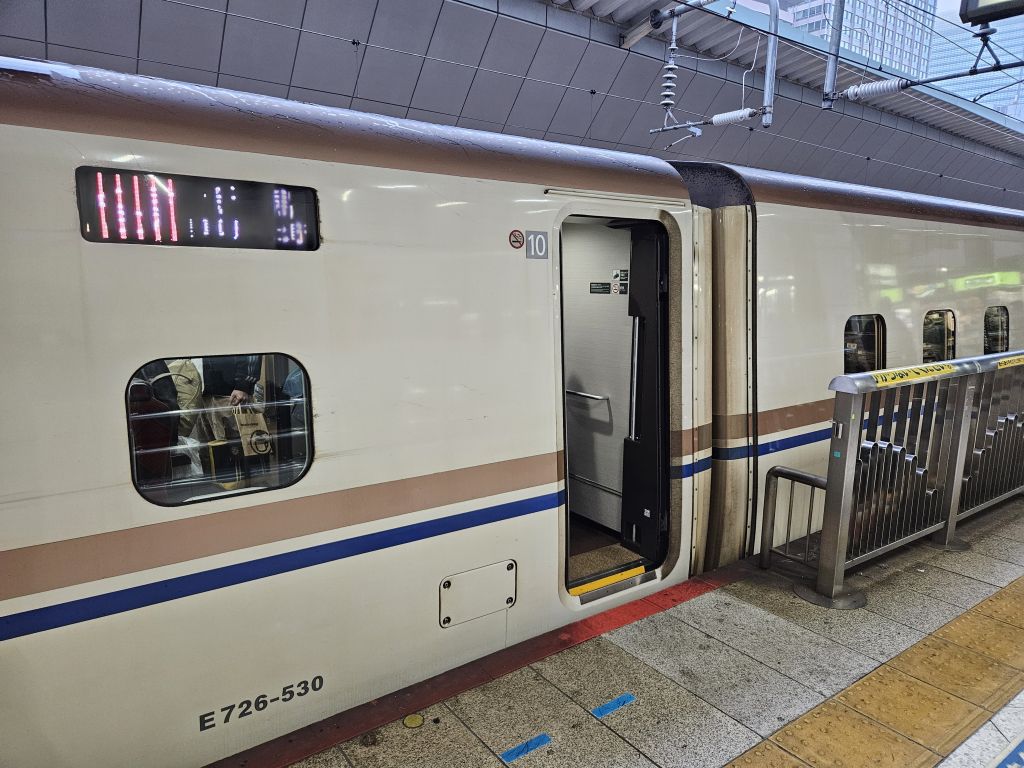 東京駅・上越新幹線・ドア前