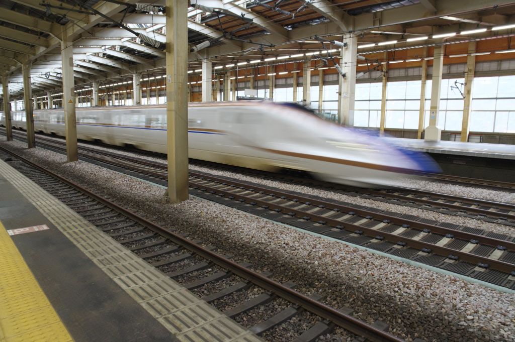 越後湯沢駅・上越新幹線が高速通過