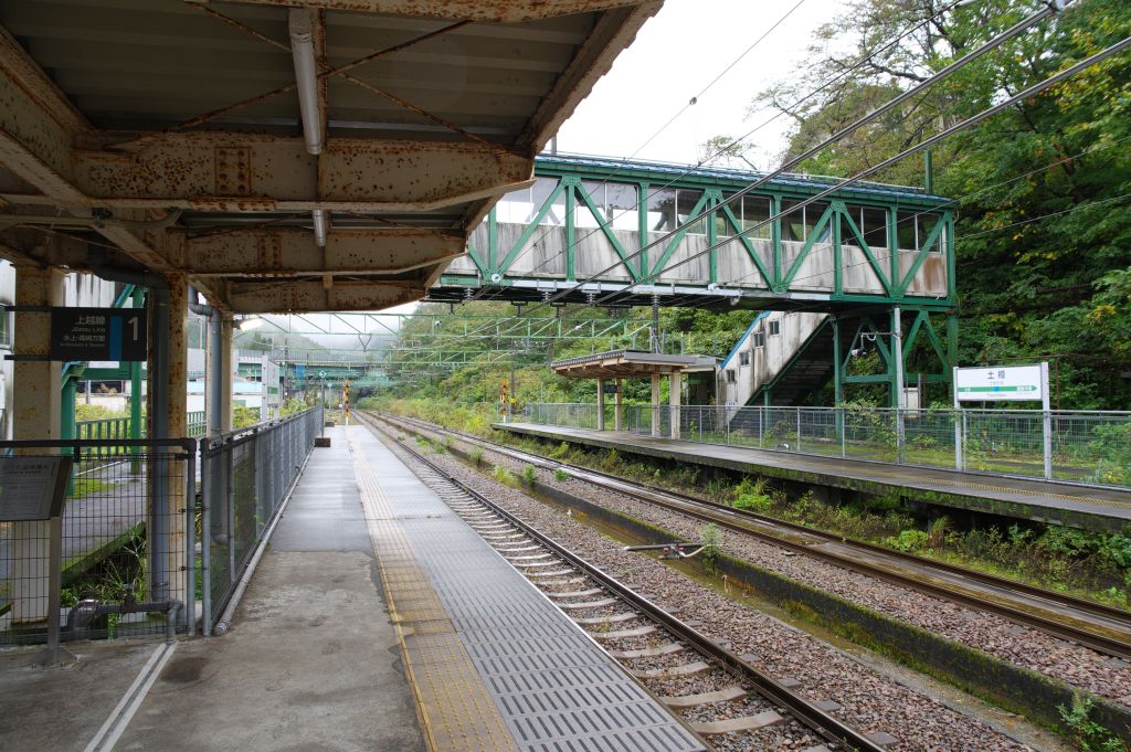 土樽駅・駅舎前の屋根の下