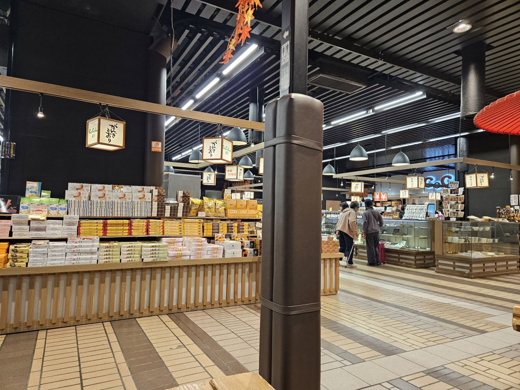 越後湯沢駅・CoCoLo湯沢・椅子で休憩