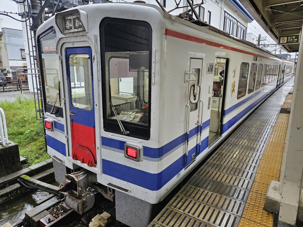 六日町駅・ほくほく線車両