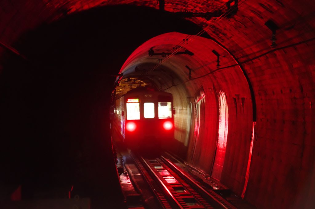 美佐島駅・トンネルを進む電車