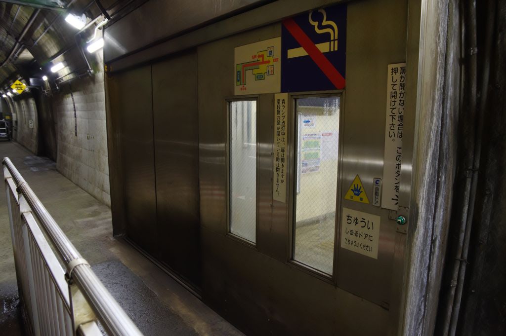 美佐島駅・ホームのドア