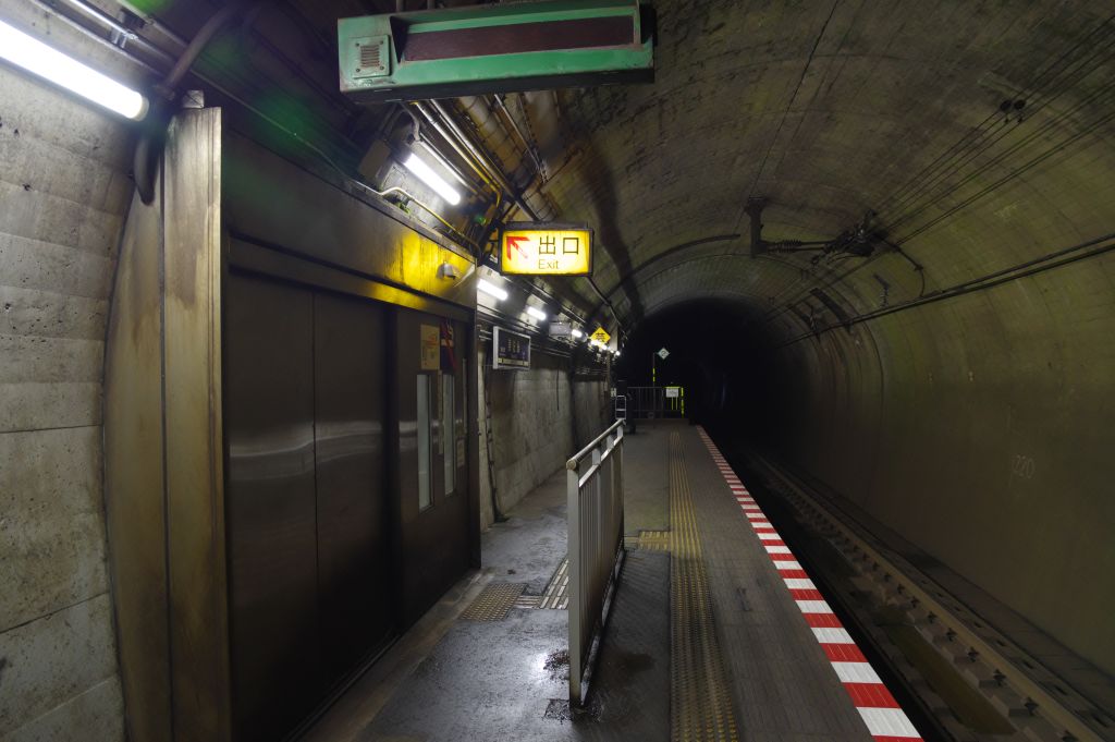 美佐島駅・ホームのドア前（線路方向）