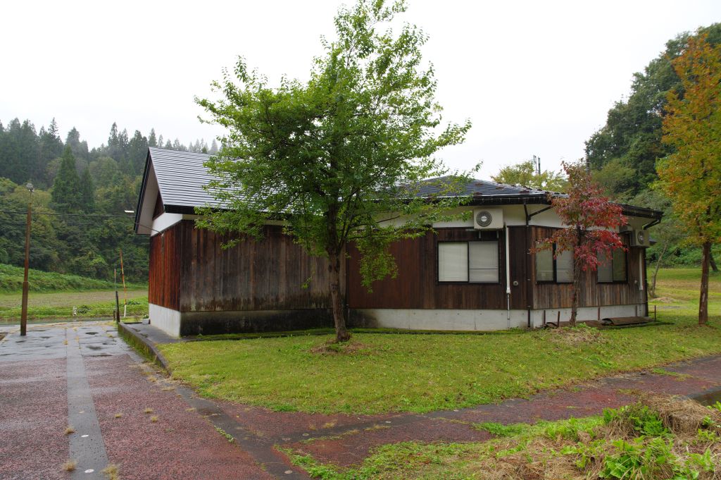 美佐島駅・地上の駅舎裏側