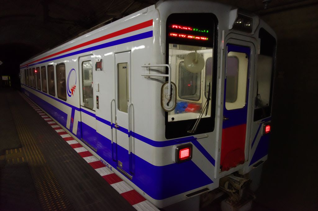 美佐島駅・ホームの電車