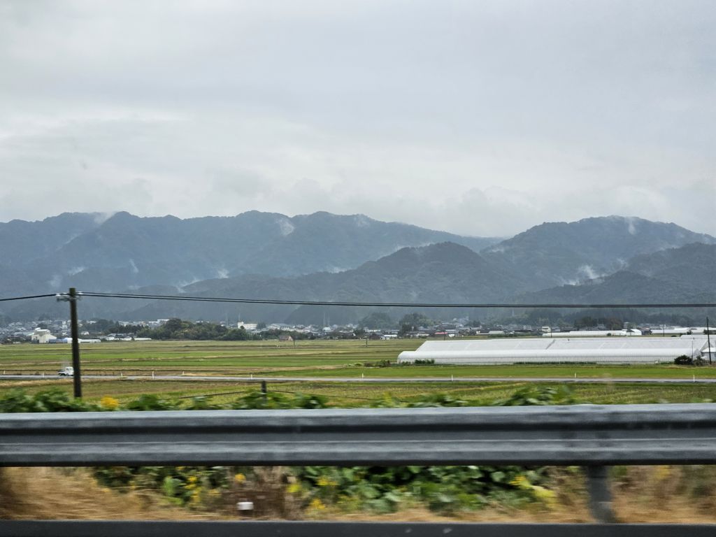 長岡から村上へ・曇りの山並み