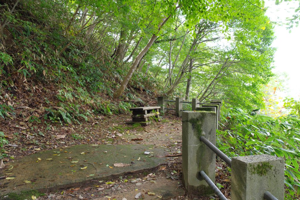 村上城・坂途中の休憩スペース