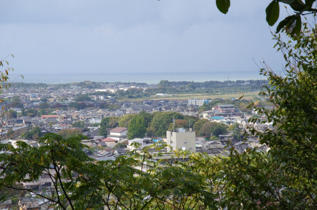 村上城・坂途中からの海や街並みの景色