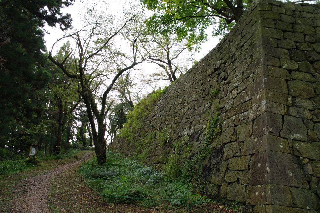 村上城・本丸の石垣を回る