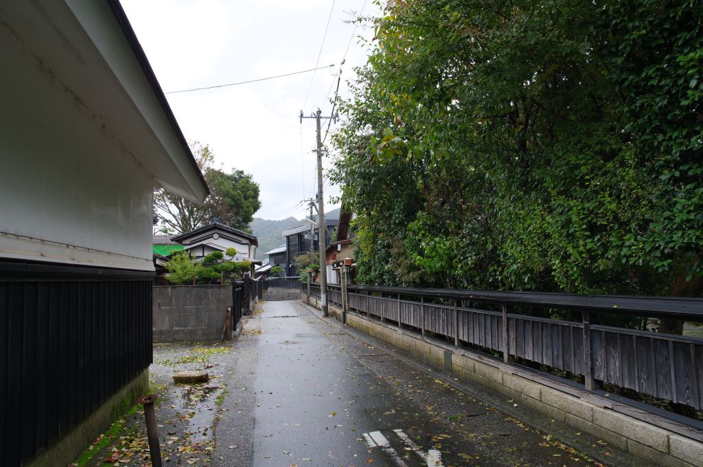 黒塀通りに入る