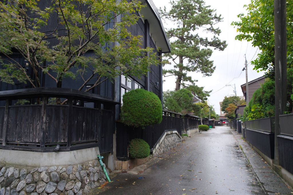 黒塀通り・右は安善小路