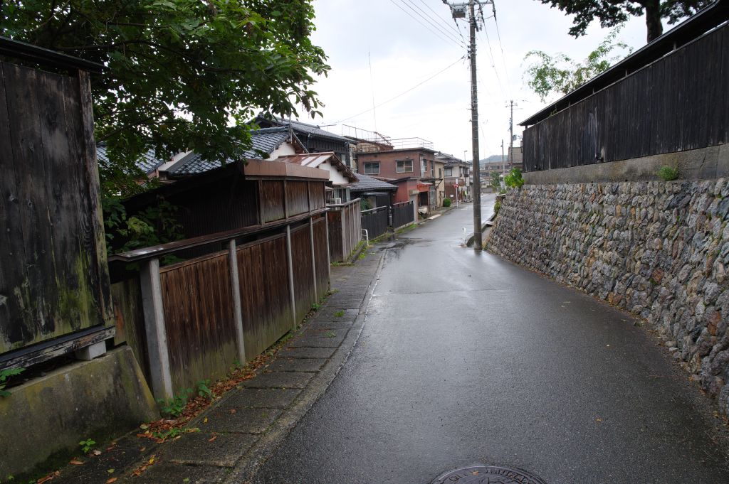 黒塀通り・石垣と黒い塀の道、奥