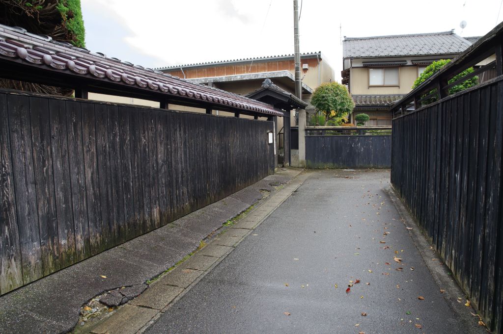 安善小路・信用金庫裏の黒塀の道