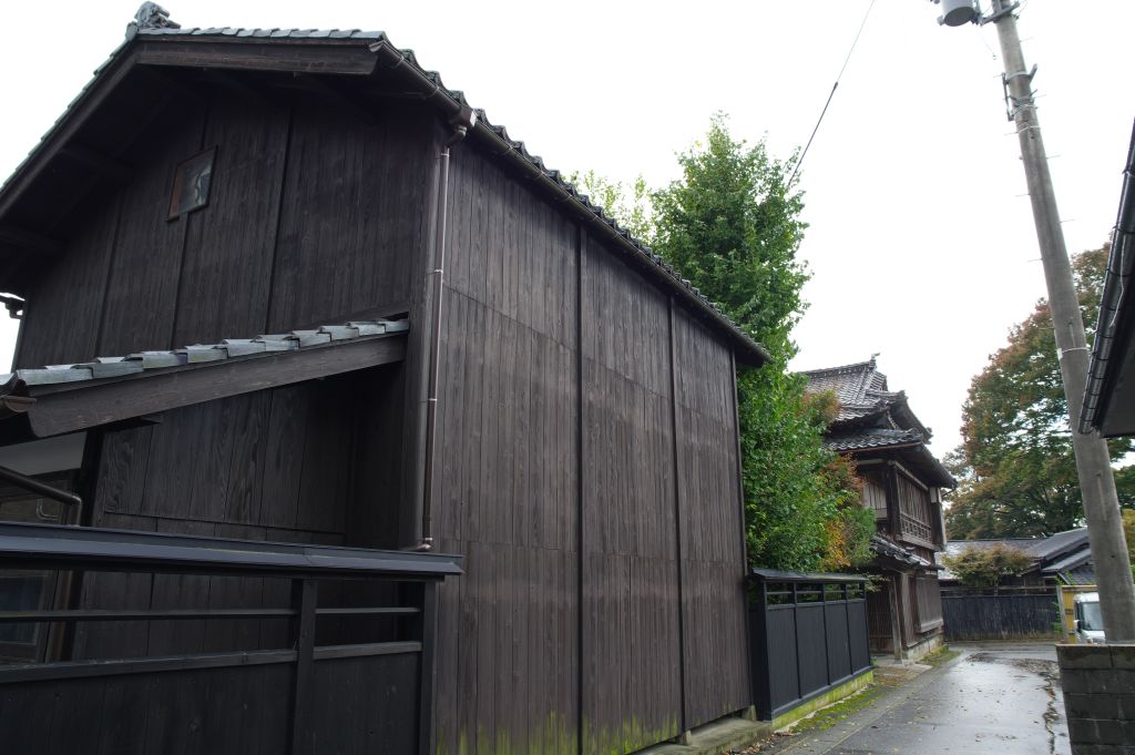 安善小路・黒い建物