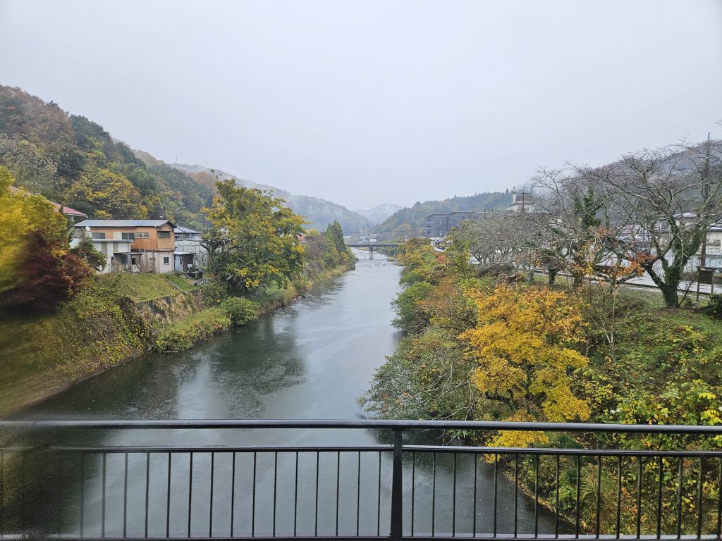 足助の巴川を渡る