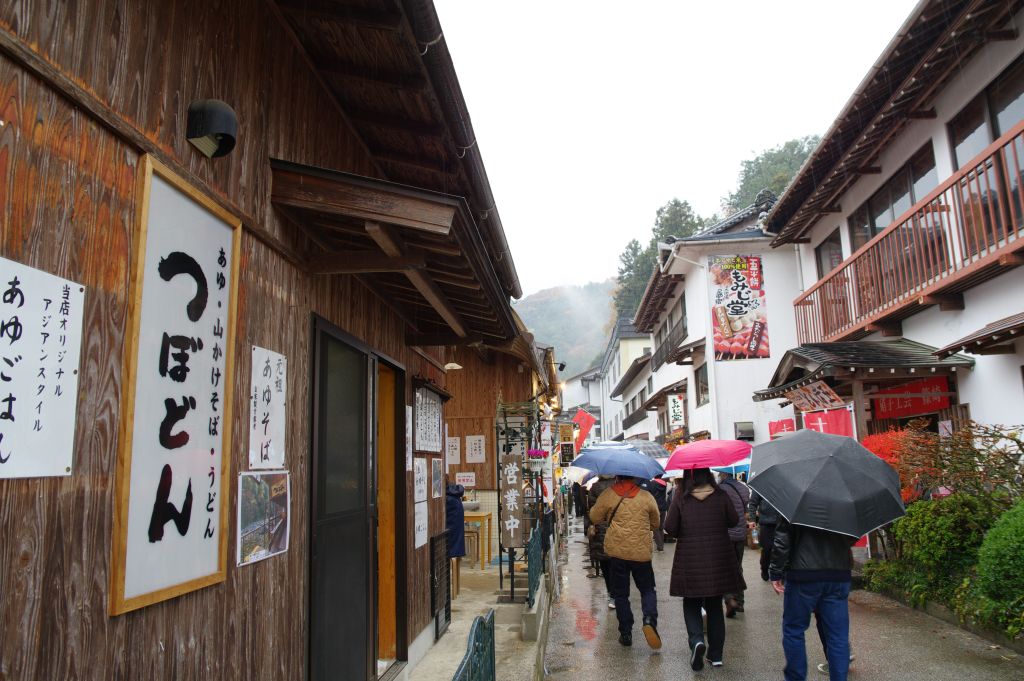 香嵐渓・川沿いの賑わう店舗群
