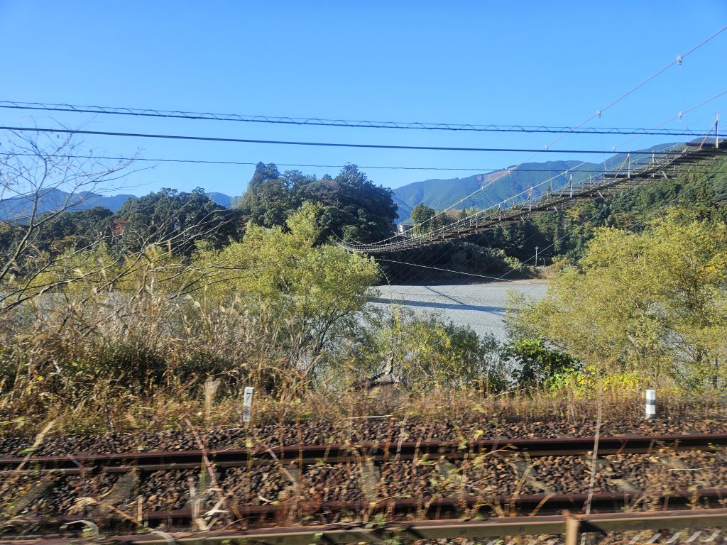 大井川沿いバス車窓・塩郷の吊橋