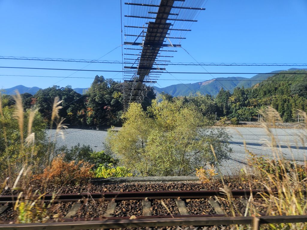 大井川沿いバス車窓・塩郷の吊橋
