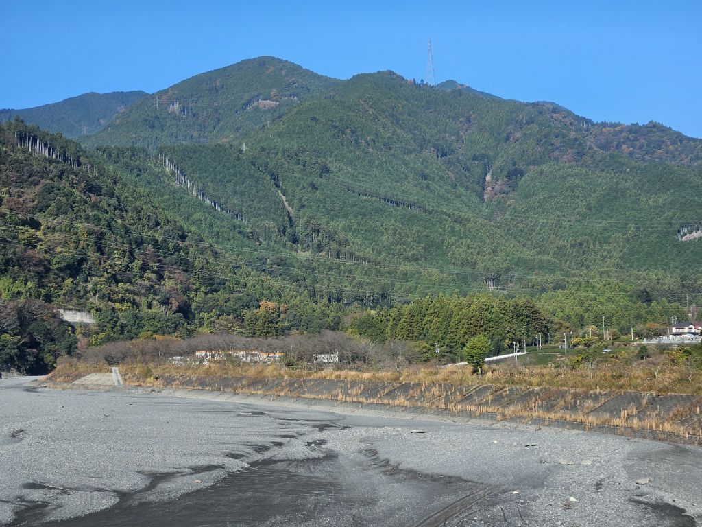 大井川沿いバス車窓・淙徳橋から山をズーム