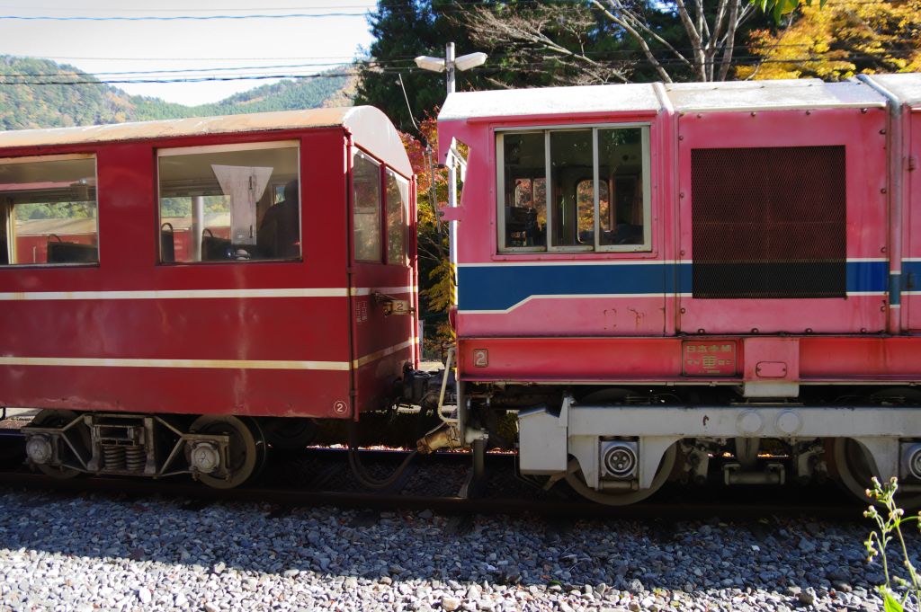 接岨峡温泉駅・下り列車が通過中