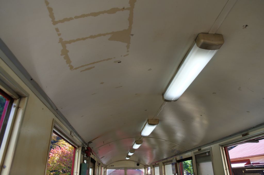 接岨峡温泉駅・車内の屋根はコンパクト