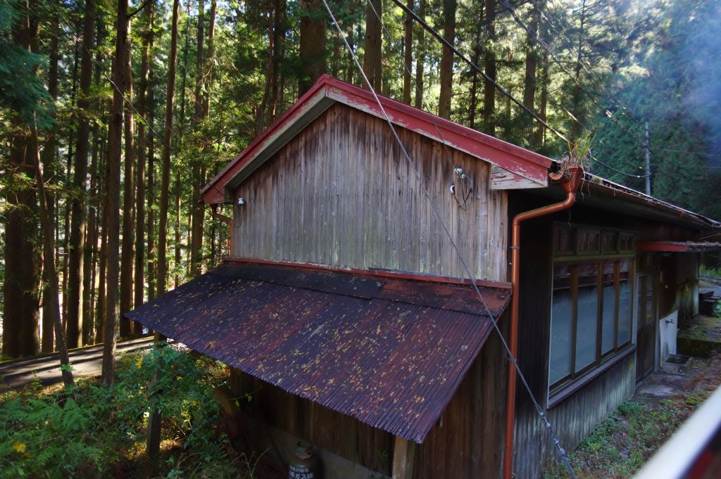 接岨峡温泉駅・踏切付近の古い建物