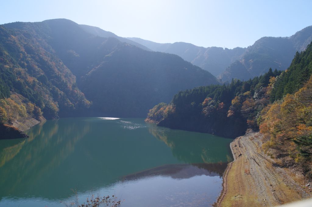 奥大井湖上駅・麓側の大井川・接岨湖と山並