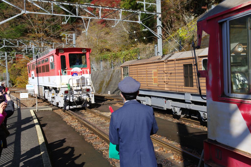 長島ダム駅・アプト式機関車が接近