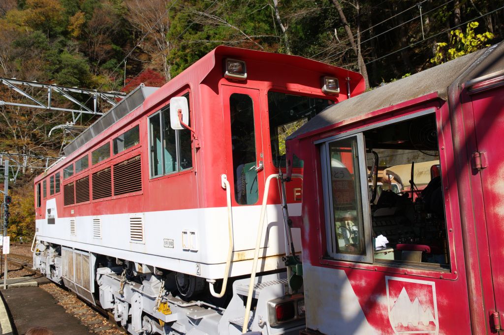 長島ダム駅・アプト式機関車の連結完了