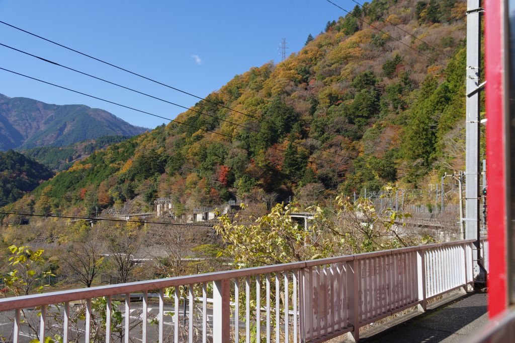 長島ダム駅・乗車・山並風景