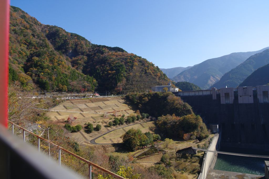 長島ダム駅・後方の景色・開放的な谷